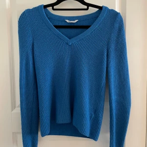 Stickad tröja  - Stickad blå tröja från Cubus i storlek xs.  I använt skick därav ett billigt pris 😊