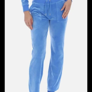 blå juciy byxor - blå juicy couture jätte fina! köpte för 1000