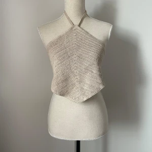 Virkad topp - Somrig blommig klänning! Storlek M, men passar mig som vanligtvis bär XS/S. Från Mango 🩶