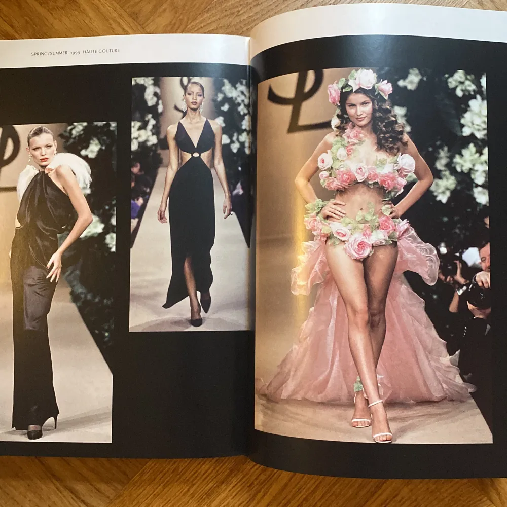 Nyskick yves saint Laurent coffee table book! . Böcker.
