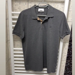 Burberry piké - Tjena! Säljer en riktigt snygg burrberry piké size M condition 10/10