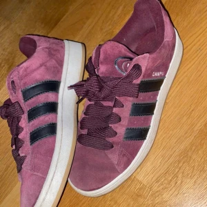 Adidas Orginals Campus 00s Vin röda - Säljer mina gammla skor, knappt blivit använda.  Har använt dom några få gånger endast, och de syns ju på dom  Skick 9/10 Storlek : 42  Köpte dom för 1100 