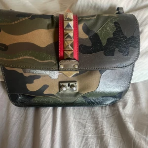 Valentino Garvani väska - Säljer denna valentino väska då den inte kommer till användning längre❤️vid snabb affär kan jag tänka mig gå ner i pris