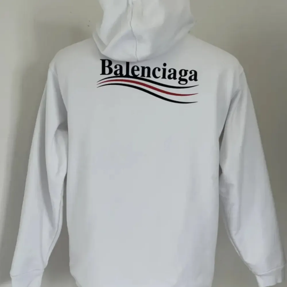 Vit Balenciaga hoodie. I fint skick. Är i storlek S. . Hoodies.