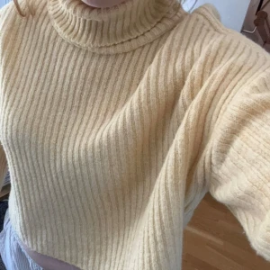 Gul ribbad polotröja - Säljer en superfin gul ribbad polotröja. Den är croppad och har långa ärmar. Perfekt för höst och vinter! Tröjan är i väldigt bra skick och väldigt mysig att ha på sig. Passar både till vardags och fest. 🌟