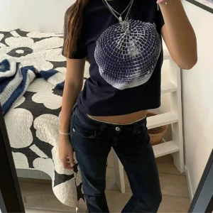 In print we trust tröja  - Säljer denna jätte fina in print we trust tröja, bilderna är lånade