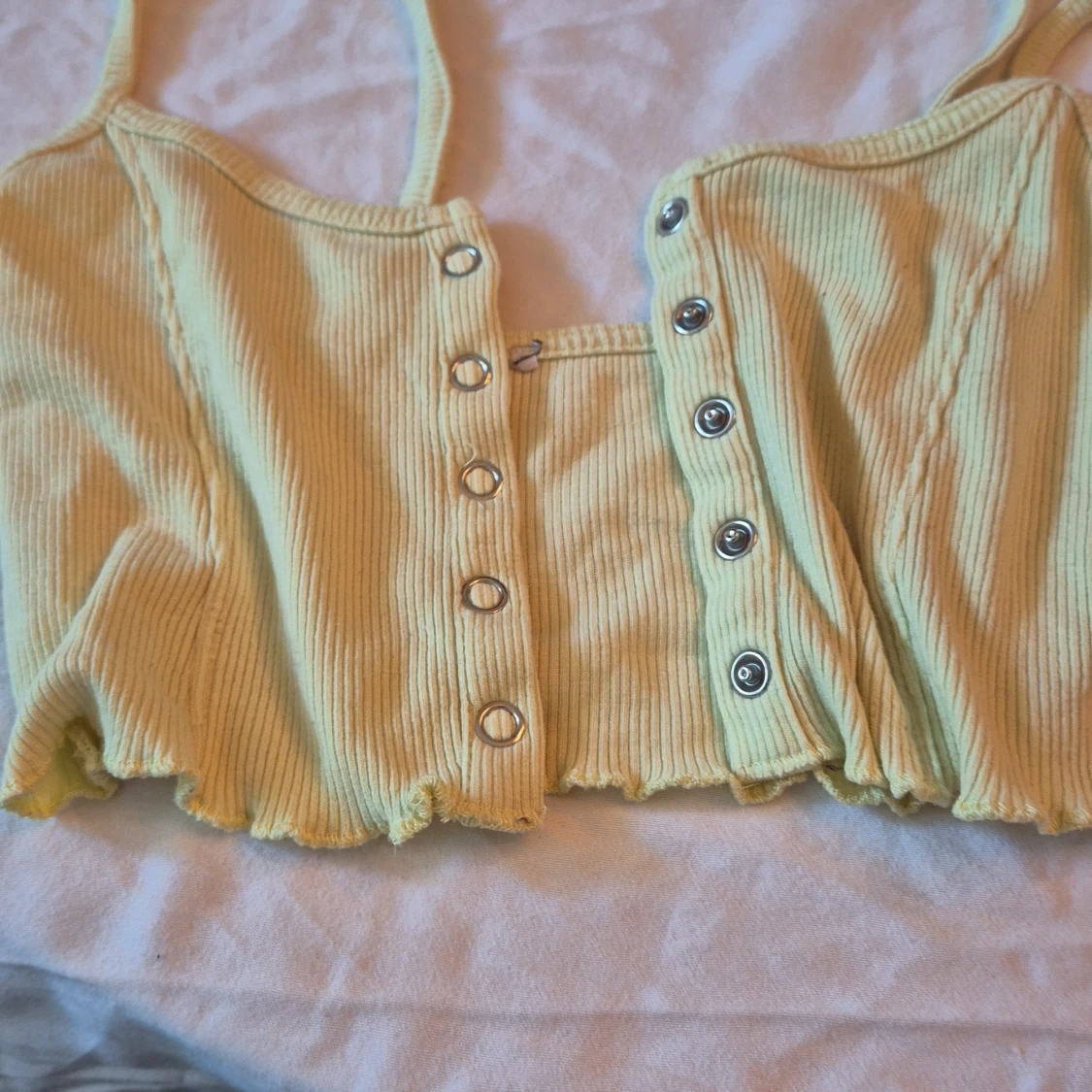 Gul ribbad croppad topp - 90