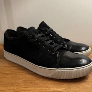 Lanvin - Lanvin DBB1 Cap toe | skick 6.5/10 några små defekter se bild 3,4 | storlek uk 11 passar eu 45-46 | nypris 4.999kr | pris 1500kr . | bara att skriva vid funderingar.❗️inget OG❗️ Byten mot andra skor är intressant 