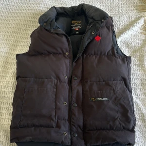 Canada goose väst xs - Hej! Jag säljer min canada goose väst i storlek  xs. Den säljs inte längre, alltså är den väldig limiterad. Nypris 3000-6000kr mitt pris 999