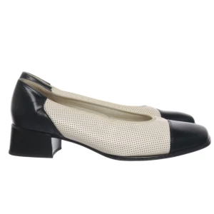 Eleganta skor  från Jenny by Ara - Säljer ett par eleganta skor  från Jenny by Ara. Skorna är i svart och vit färg med en låg klack. De är tillverkade i skinn . Perfekta för vardag !