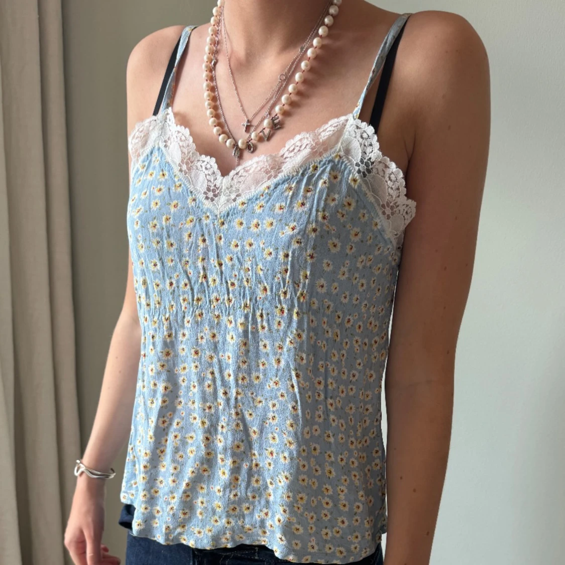 Blommig linne med spetsdetaljer