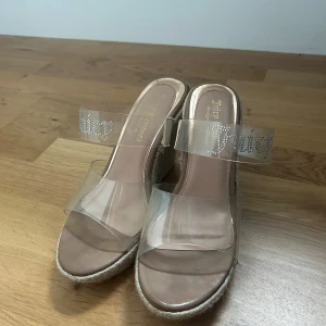 Juicy Klackar - Såå fina klackar från juicy couture köpta i USA förra sommaren❤️ har bara använts två gånger! Toppenskick