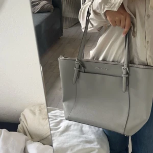 Michael Kors väska - Så sjukt fin Michael Kors väska! Använd fåtal gånger och i fint skick❤️ Använd gärna köp nu knappen och hör av er vid frågor!