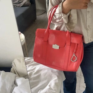 Ralph Lauren väska - Sjukt snygg väska från Ralph lauren! Använt skick men inget som märks❤️ Hittar inte väskan exakt men nypris ligger nog runt 2500 kr. Färgen är röd/korall❤️ Tryck gärna på köp nu knappen och hör av er vid frågor! Pris kan alltid diskuteras😊