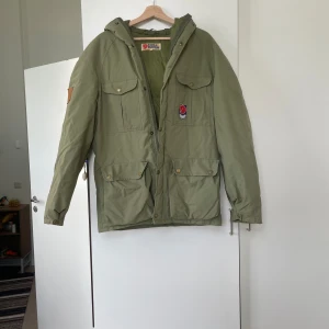 Jacka Fjällräven (sönder dragkedja) - Khakigrön Storlek XL Vintage jacka så den ser väldigt använd ut Dragkedjan nertill är sönder
