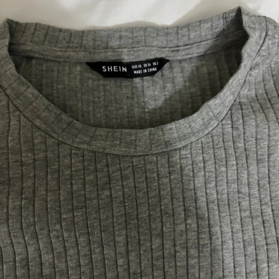 Grå ribbad klänning  - 1