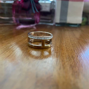 Edblad ring - Helt ny ring från Edblad i rostfritt stål roséguld med kristaller. Storlek 17.