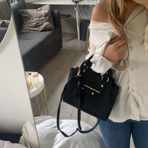 Snygg väska - Så sjukt fin väska som tyvärr inte kommer till användning! Använd gärna köp nu knappen och hör av dig vid frågor!❤️