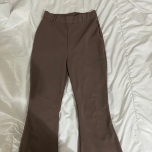 Flare pants - Bruna kostym liknande byxor som aldrig har använts ifrån Nelly. De är utsvängda nertill. Storlek xs, pris kan diskuteras🩵🤍