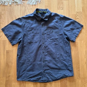 Arc’teryx skjorta - Kortärmad Arc’teryx skjorta med logga i nacken