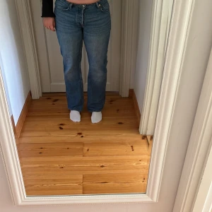 Blå jeans med rak passform - Säljer ett par supersnygga blå jeans med rak passform. De är i storlek XL.Säljer då de inte kommer till användning.Perfekta för vardagsbruk och kan matchas med nästan vad som helst. De är i bra skic