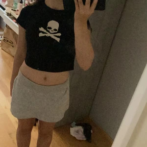 Svart emo tröja🖤 - Svart tröja med dödskalle på🖤 fick den av min syster men jag känner att den inte riktigt är min stil!