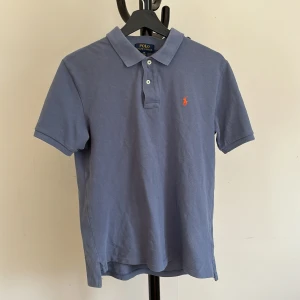 Ralph lauren pike - En snygg Ralph lauren pike för 349kr  varan säljs inte längre,, skick 10/10. Passformen är som (S) 