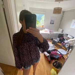Blus - En gullig blus i storlek M från Lindex i ett väldigt bra skick