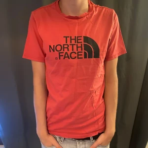 North face t-shirt  - Säljer nu denna feta North face t-shirten som är i bra skick ☀️🌊 hör av er vid frågor eller funderingar. Modellen är 179cm och väger 62kg 