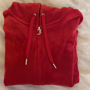 Juciy kofta  - Röd Juciy kofta, nästan aldrig använt. Kontakta för mer info, bilder, pris! ☺️🥰 Pris kan diskuteras!