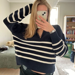 Randig stickad tröja med dragkedja - en superfin randig stickad tröja i perfekt för höst, jätte mysig! ❣️köpt på lindex i storlek M. har en liten defekt på armen, skriv för mer bilder 