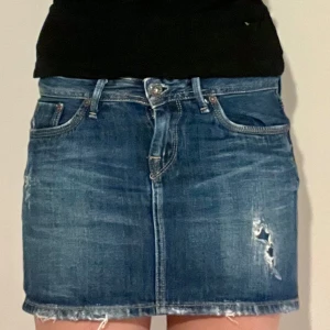 Vintage Jeanskjol - Säljer denna trendiga jeanskjolen från pepe jeans!! Den är i jättebra skick och passar xs-s