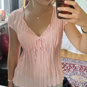 Rosa blus  - Rosa blus med fina detaljer i fint skick