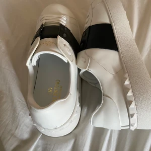 Valentino Garavani - Laddar upp samma annons på samma skor efter som förra killen skickade en retur på skorna. Pallar inte ha skorna längre kan sälja skorna billigt vid snabb affär.