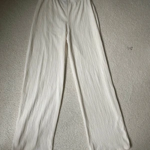 Krämvita linnebyxor - Knappt använd  Pösig passform 