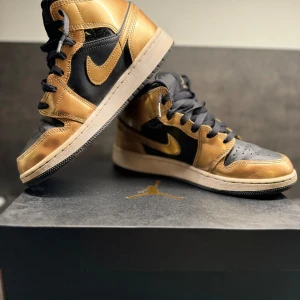 Air Jordan 1 Retro High OG” black and gold  - Riktigt snygga Jordans 1 för ett bra pris. Använda ett få tall gånger, 9/10 i sick. Kommer med kartong. Storlek EUR 38, UK 5. Ny pris 2499, mitt pris 1100.