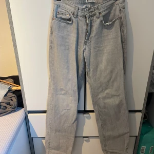Perfect Jeans från Gina Tricot - Perfect Jeans från Gina Tricot i storlek 34.