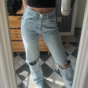 Jeans med hål - Jeans med hål från Gina tricot. Stl 34. Köpare står för frakt🤍
