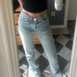 Low waist straight jeans Zara - Lågmidjade jeans från zara i stl 34. Bra skick