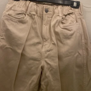 Jeans - Säljer beiga jeans från hm då dem inte kommer till användning längre. Inga hål eller fläckar på dem. 