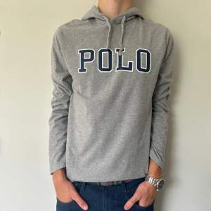 Ralph Lauren Hoodie | Skick: 9/10 - Storlek: S - Nypris: 1800 - Vårt pris: 399 - Skriv för mer frågor eller funderingar och kolla gärna in liknande plagg i min profil 