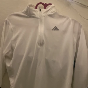 Adidas tröja  - Säljer denna adidas tröja eftersom den inte används. Inga fläckar eller hål. Det står att den är i storlek 38 men skulle säga att den mer är i storlek 36-38. 