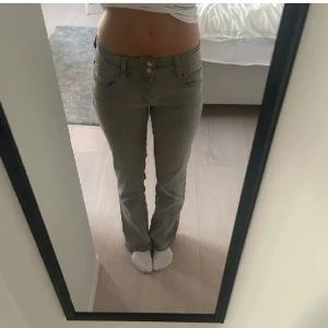 Gina Young jeans - Sälje mina jeans från Gina Tricot, då dem inte kommer till användning, slutsålda på hemsidan. Har  storlek 170 på jeansen och dem passar bra på mig som brukar ha storlek S🥰