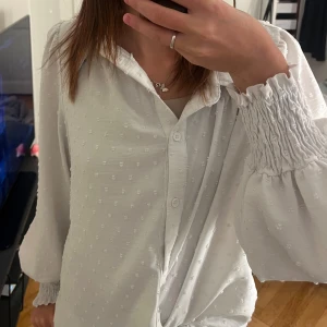 Vit blus med prickigt mönster - Säljer en superfin vit blus! Passar bra till jeans eller kjol!💗
