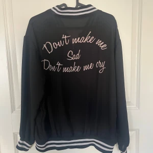 Lana Del Rey jacka - Tunn bomberjacka/kofta med Lana del rey text på baksidan. I bra skick och knappt använd