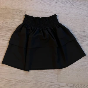 Kjol Shein - Har använt den ibland men har inga märken eller liknande. Den är inte bara bra att använda app sommaren utan även ett perfekt höstplagg med strumpbyxor under med en stickad tröja, det är så ja använt den mest!🤗 superfint! Köparen står för frakten!