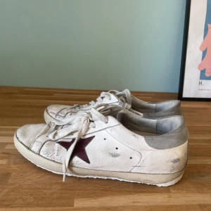 Golden goose skor - Ett par golden goose i storlek 39. Köpta second hand och väl använda, därav priset. Priset kan diskuteras. Sulan är precis bytt, som man ser på sista bilden.