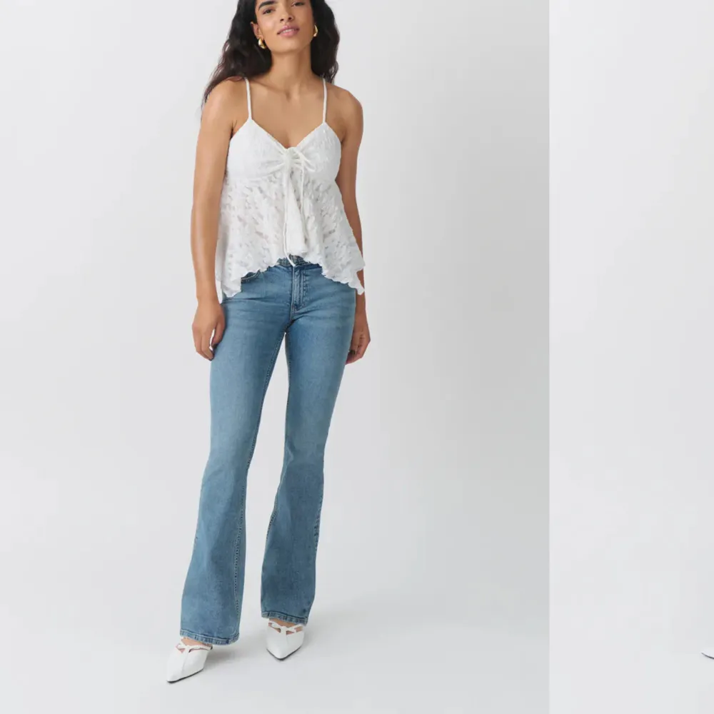 Säljer ett par low waist bootcut jeans från Gina🩵jag är 170cm och de passar bra på mig (stl36) Nypris är 400 tror jag och säljer för 100 men kan sälja för billigare också. Jeans & Byxor.