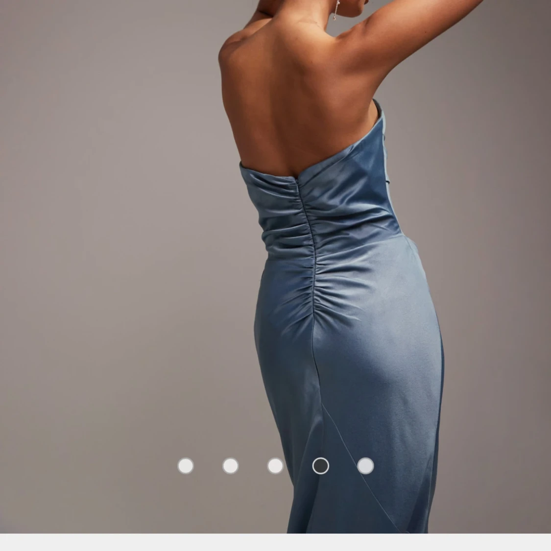 Maxiklänning i satin och bandeu modell - 91