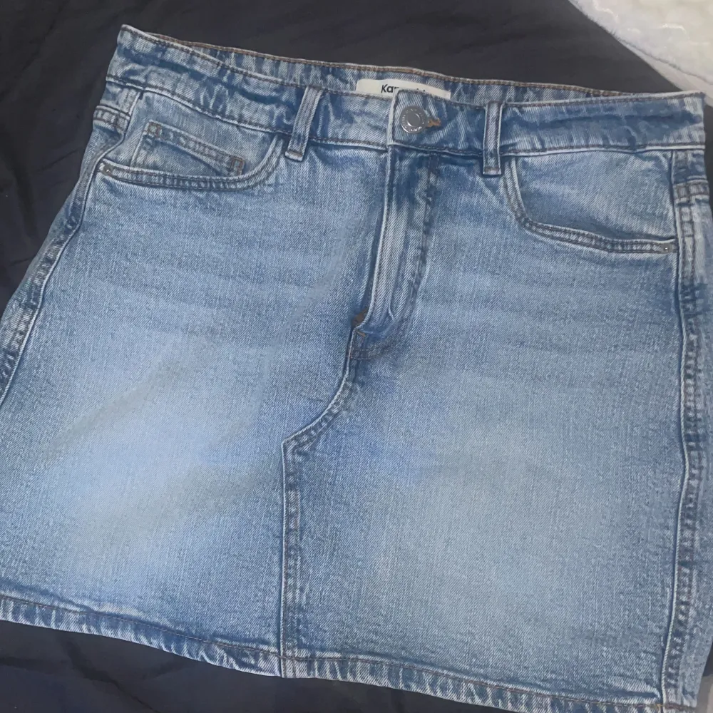 Kort Blå jeans kjol köpt från Kappahl i den perfekta blåa färgen , så sååå fin och sitter perfekt. Kjolar.